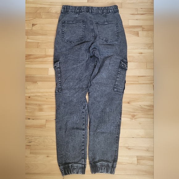 A pair of joggers by Ardene - Picture 4 of 9